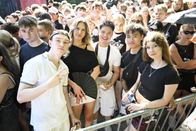 Fani w upale czekają na koncert The Weeknd. Tłumy w Warszawie
