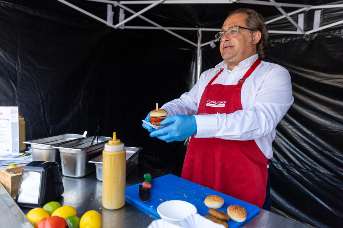 Marek Gróbarczyk serwuje burgery prosto z foodtracka 