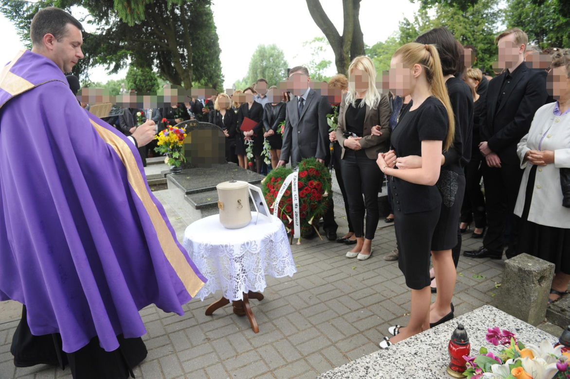 Dziennikarz zginął od jednego kopniaka. Przed śmiercią otrzymał w liście swój nekrolog. Umarł w klubowej toalecie