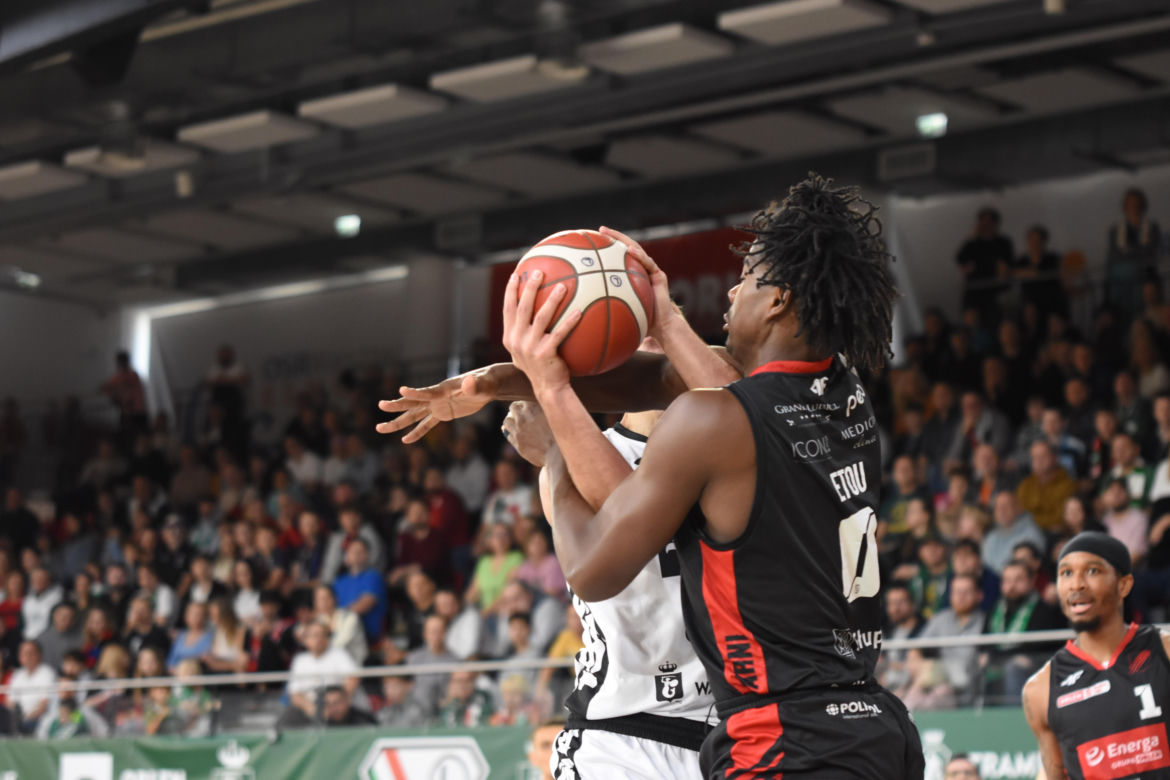 Legia Warszawa wygrała 87:76 z Energą Czarnymi Słupsk