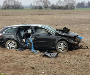 Płock: Dwie osoby POWAŻNIE RANNE w dachowaniu auta! Interweniował helikopter LPR [ZDJĘCIA]