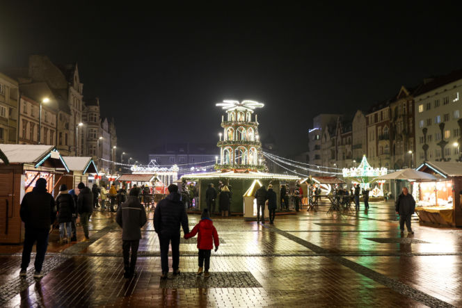 Ruszył świąteczny Jarmark w Bytomiu. Kultowy tramwaj i kaszanka wikinga
