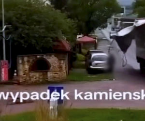 Pas od tira uderzył kobietę prosto w głowę. Wszystko widać na nagraniu