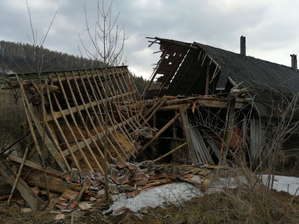 Wierchomla Wielka. Budynek gospodarczy RUNĄŁ w jednej chwili. Widok, jak po trzęsieniu ziemi