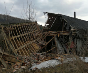 Wierchomla Wielka. Budynek gospodarczy RUNĄŁ w jednej chwili. Widok, jak po trzęsieniu ziemi
