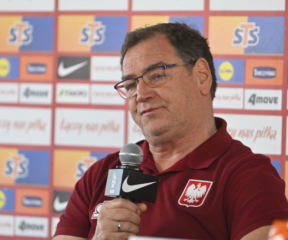 Trener Jan Urban podczas konferencji prasowej. O formie polskich napastników przeczytasz na Eska.