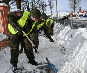 Atak zimy na Pomorzu! Zamknięte szkoły, oblodzone drogi. W tych miastach jest najgorzej