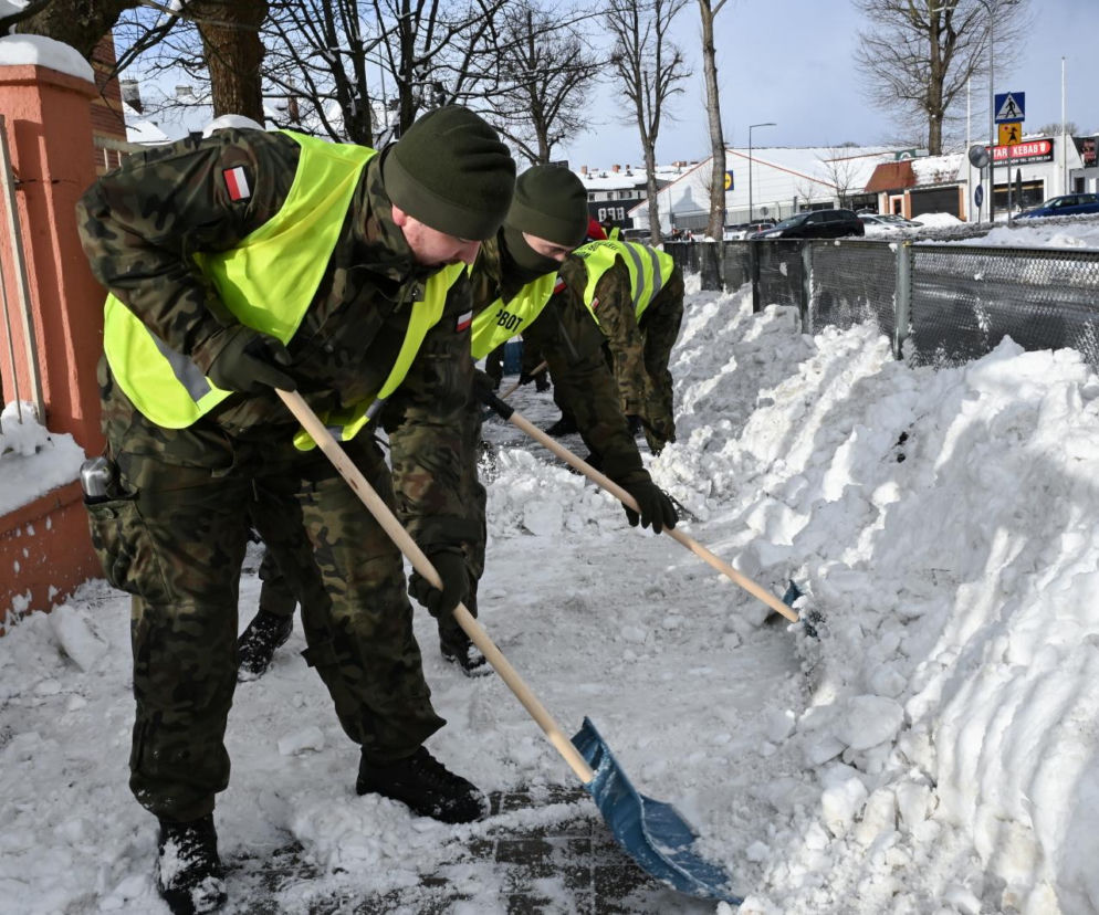Atak zimy na Pomorzu! Zamknięte szkoły, oblodzone drogi. W tych miastach jest najgorzej