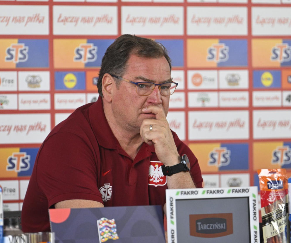 Zamyślony trener reprezentacji Polski Jan Urban na konferencji prasowej. O kłopotach w ataku kadry czytaj w SE Supersport.
