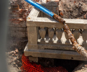 Mariensztat - odkopany fragment elewacji dawnej kamienicy wraz z balkonem