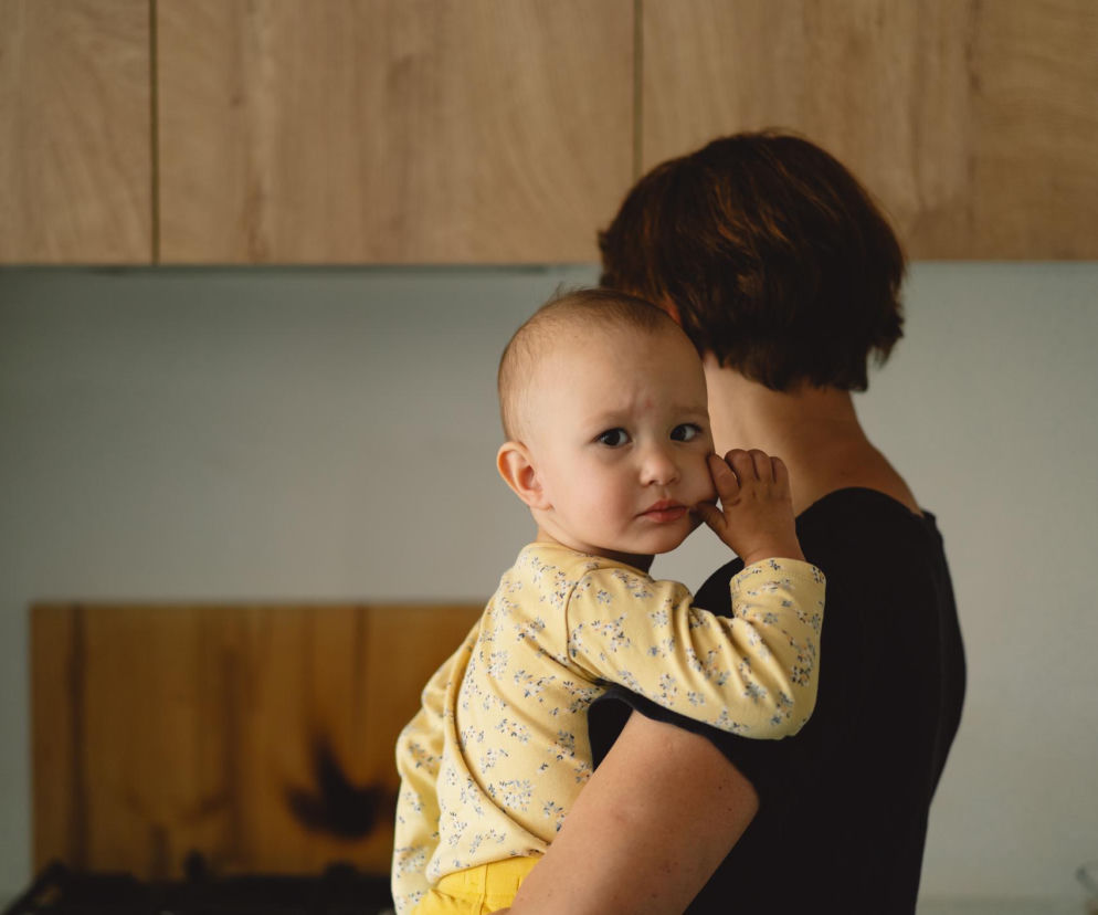 Dziecko prosi o okazanie miłości, ty myślisz, że to bunt. Zwróć uwagę na 4 sygnały