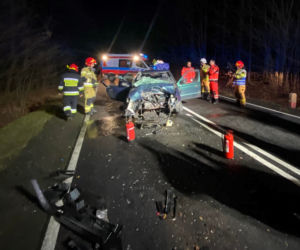 Groźny wypadek pod Gorzowem. Skoda wbiła się w ciągnik leśny