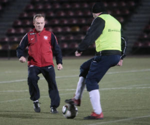 Donald Tusk gra w piłkę