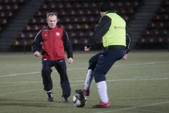 Donald Tusk gra w piłkę