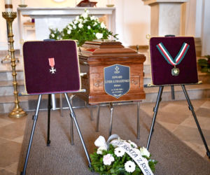 Pogrzeb Edwarda Linde-Lubaszenki. Ostatnie pożegnanie wybitnego artysty przyciągnęło wielu żałobników