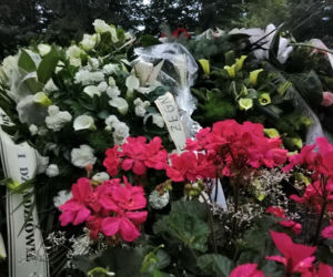 Tragedia w Salisbury. Zamordowane kobiety pochowane w Tarnowie. Grobu nie widać spod kwiatów