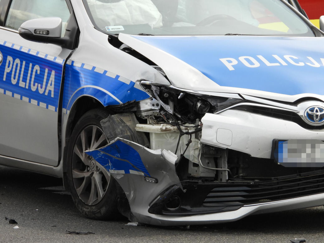   Zderzenie radiowozu z autem na Białołęce. Jeden policjant do szpitala