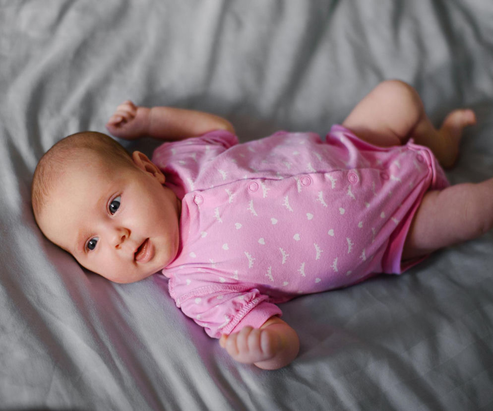 Brzmi nowocześnie i pasuje wszędzie. To krótkie imię dla dziewczynki nagle zyskuje na popularności