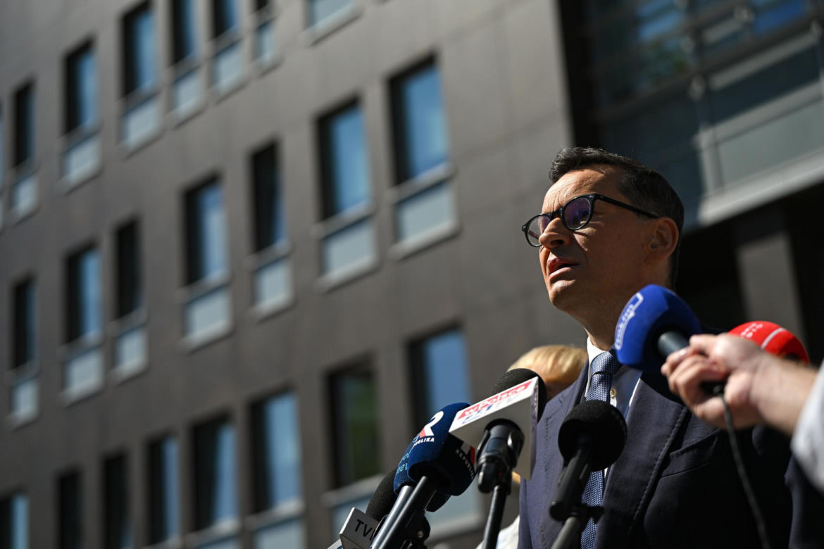 Konferencja posłów PiS przed Szpitalem Południowym z udziałem Mateusza Morawieckiego