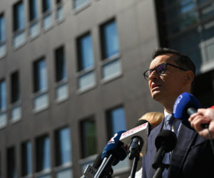 Konferencja posłów PiS przed Szpitalem Południowym z udziałem Mateusza Morawieckiego
