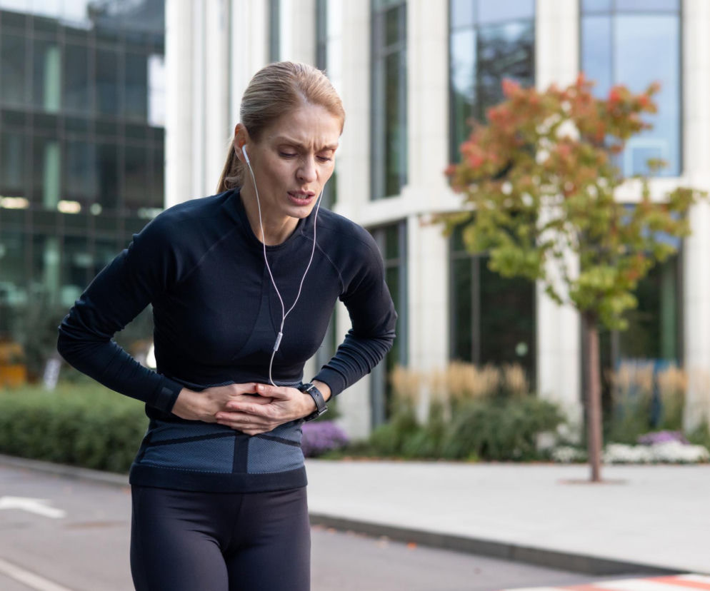 Naukowcy odkryli, co naprawdę wywołuje kolkę u biegaczy. To może całkowicie zmienić twoje treningi
