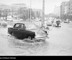 Warszawa zniknęła pod wodą! Zalane ulice i chodniki. Co tam się działo! Archiwalne zdjęcia z lat 60.