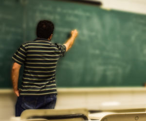 Coraz więcej nauczycieli wpada w drugi próg podatkowy. Eksperci biją na alarm i domagają się zmian