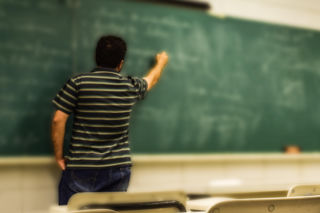 Coraz więcej nauczycieli wpada w drugi próg podatkowy. Eksperci biją na alarm i domagają się zmian