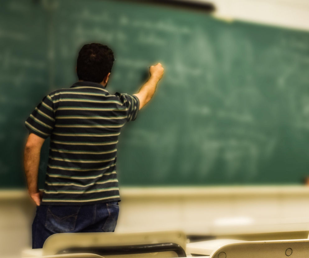 Ci nauczyciele nie chcą pracować w szkole. Emeryci łatają dziury w oświacie