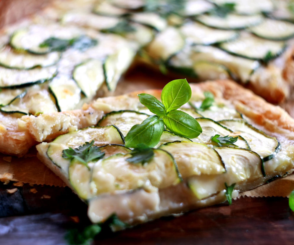 Nie masz pomysłu na kolację? Zrób tę ekspresową tartę z cukinii na cieście francuskim w 15 minut!