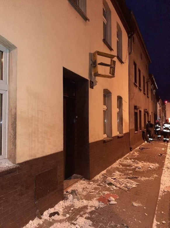 Ciężarówka wypadła z drogi i uderzyła w budynek