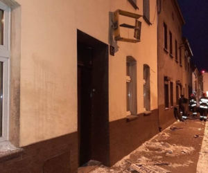 Ciężarówka wypadła z drogi i uderzyła w budynek