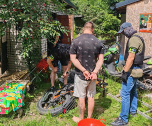 Małżeństwo z Pragi zatrzymane. W mieszkaniu 7 kg narkotyków. Mieli repliki broni i mundury