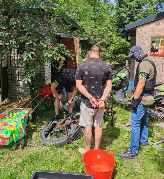 Małżeństwo z Pragi zatrzymane. W mieszkaniu 7 kg narkotyków. Mieli repliki broni i mundury