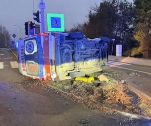 Zderzenie auta osobowego z karetką w Ostrowcu. Cztery osoby są poszkodowane