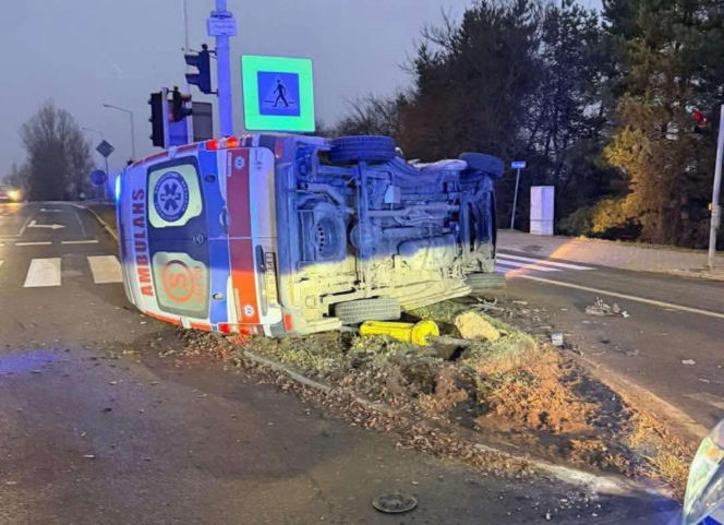 Zderzenie auta osobowego z karetką w Ostrowcu. Cztery osoby są poszkodowane
