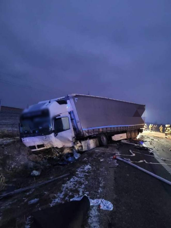 Tragiczny wypadek na DK 8. Osobówka zderzyła się z ciężarówką. Nie żyje jedna osoba [FOTO]