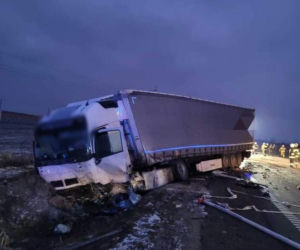 Tragiczny wypadek na DK 8. Osobówka zderzyła się z ciężarówką. Nie żyje jedna osoba [FOTO]