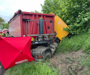 Śmiertelny wypadek na DK 15 w Lubawie. Zderzyły się dwie osobówki i ciężarówka [ZDJĘCIA]