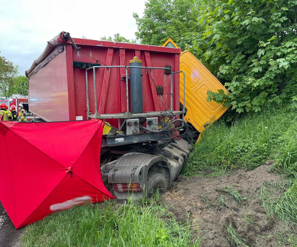 Śmiertelny wypadek na DK 15 w Lubawie. Zderzyły się dwie osobówki i ciężarówka [ZDJĘCIA]