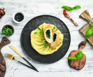 Kotlety po kijowsku – klasyczny przepis na soczystego kurczaka z masłem w środku