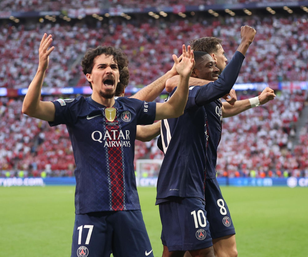 Trzej piłkarze PSG cieszą się ze zdobytej bramki. O liderach tabeli Ligi Mistrzów przeczytasz na SE Supersport.