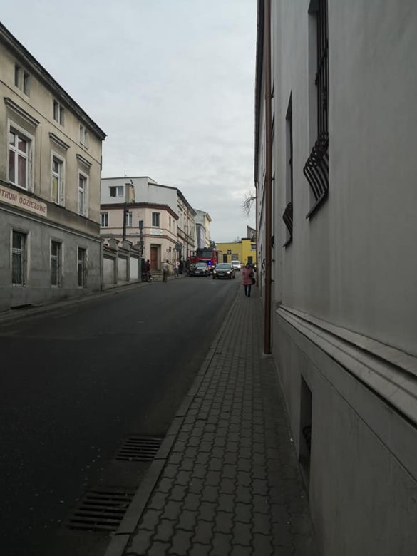 Groźny pożar w kamienicy. Z ogniem walczyło 6 zastępów straży. EWAKUOWANO mieszkańców