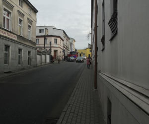 Groźny pożar w kamienicy. Z ogniem walczyło 6 zastępów straży. EWAKUOWANO mieszkańców