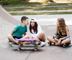 Dziecko wybrało złe towarzystwo? Wiemy, jak pomóc mu bez krytykowania i awantur