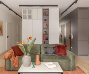 Dwaj bracia połączyli dwa mieszkania, a wystrój przypomina dworzec Warszawa Zachodnia. Lampy LED informują, że kosz na śmieci jest pełny