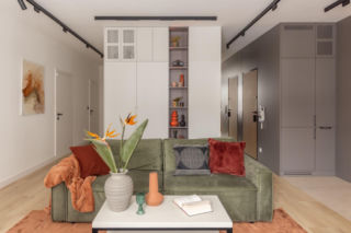 Bracia połączyli dwa mieszkania, małe i duże. Wystrój przypomina dworzec Warszawa Zachodnia, a lampy LED informują, że kosz na śmieci jest pełny