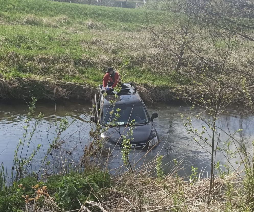 Samochód wpadł do rzeki Raduni. Auto dryfowało w stronę centrum z kierowcą na dachu [FOTO] 