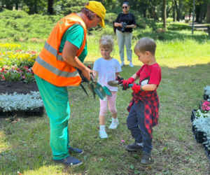 Przedszkolaki z SP 34 ukwieciły Park Miejski w Kielcach