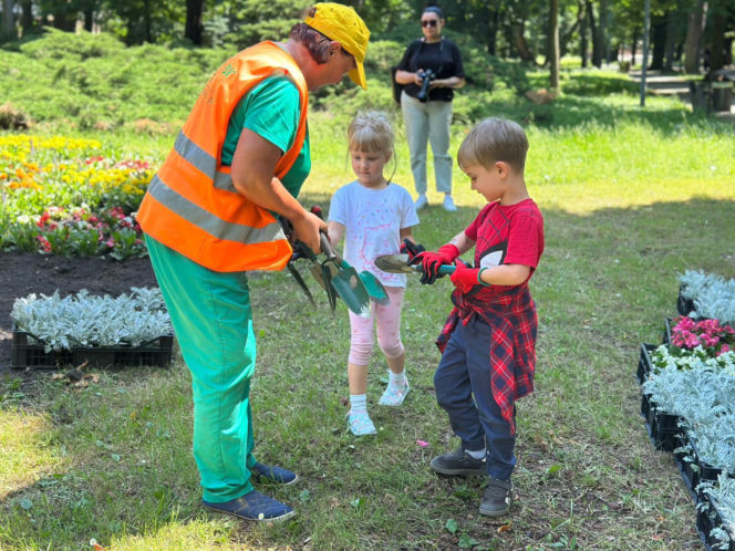 Przedszkolaki z SP 34 ukwieciły Park Miejski w Kielcach